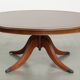 Table basse avec un plateau en cuir rouge de style anglais du 20e siècle.