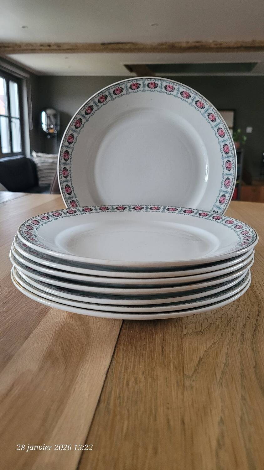 8 antique flat plates from Sté Céramique Maestricht