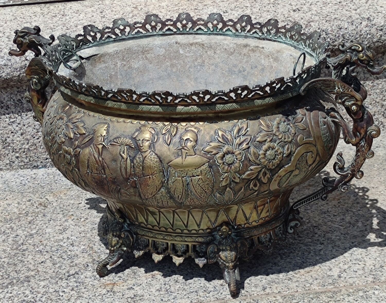 Ancienne jardinière en cuivre décor hindou