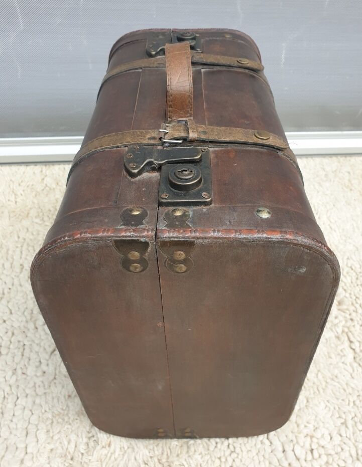 Decorative poplar suitcase with 2 clasps