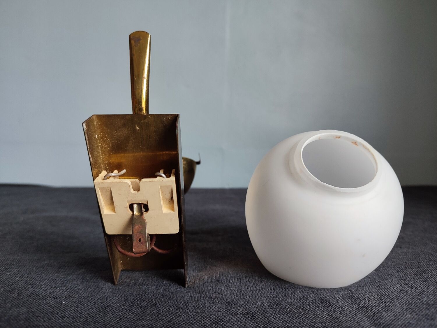 Wall lamp in brass and vintage opaline