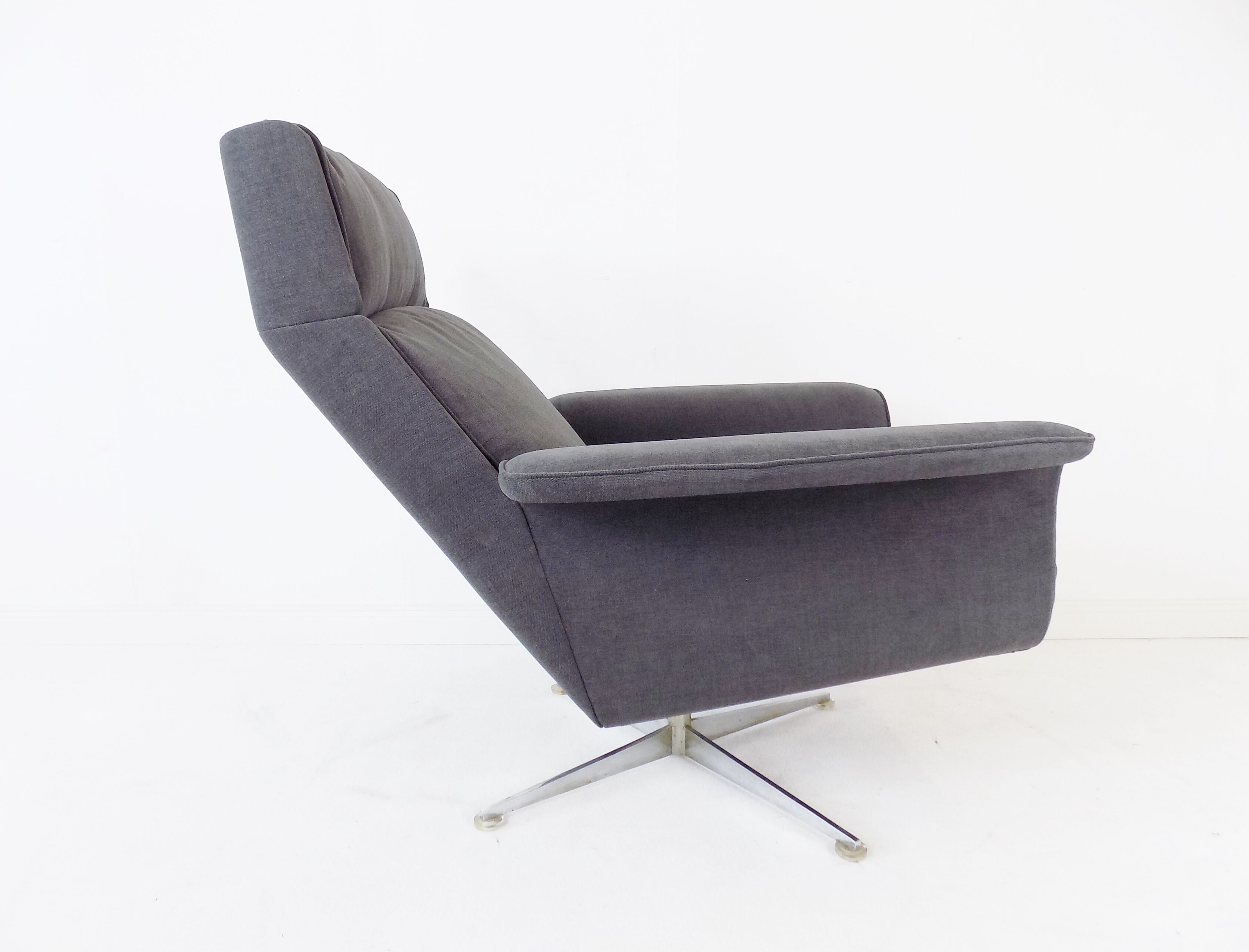 Fauteuil Kaufeld Siesta 62  grise avec pouf par Jacques Brule