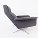 Fauteuil Kaufeld Siesta 62  grise avec pouf par Jacques Brule