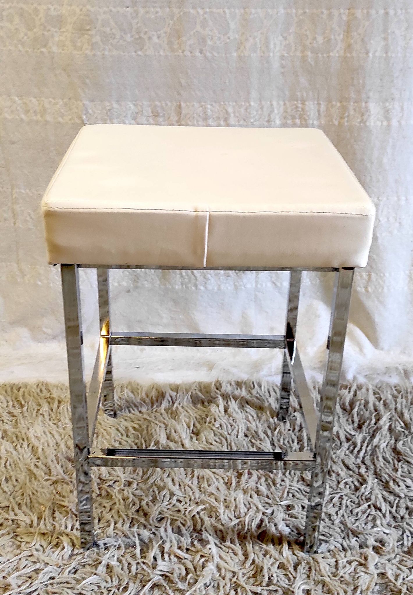 Tabouret design en métal chromé et similicuir blanc - mid. XXème