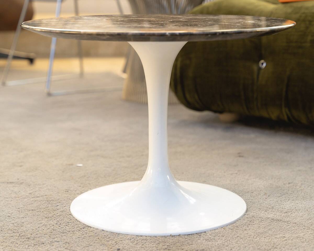 Eero Saarinen & Knoll, 2 "tulip" side tables in "EMPERADOR" marble, 20th century