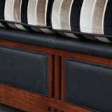 Canapé 2,5 places de luxe au design Art Déco, avec de magnifiques boiseries et un revêtement en tissu de haute qualité.