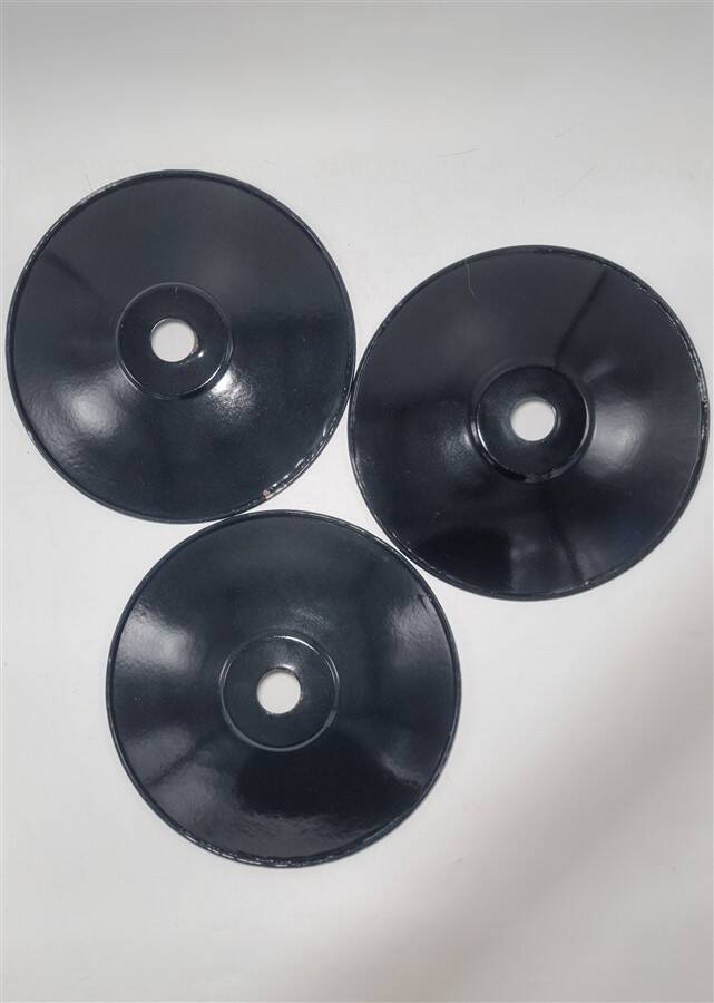 Suspensions in black enamelled sheet metal