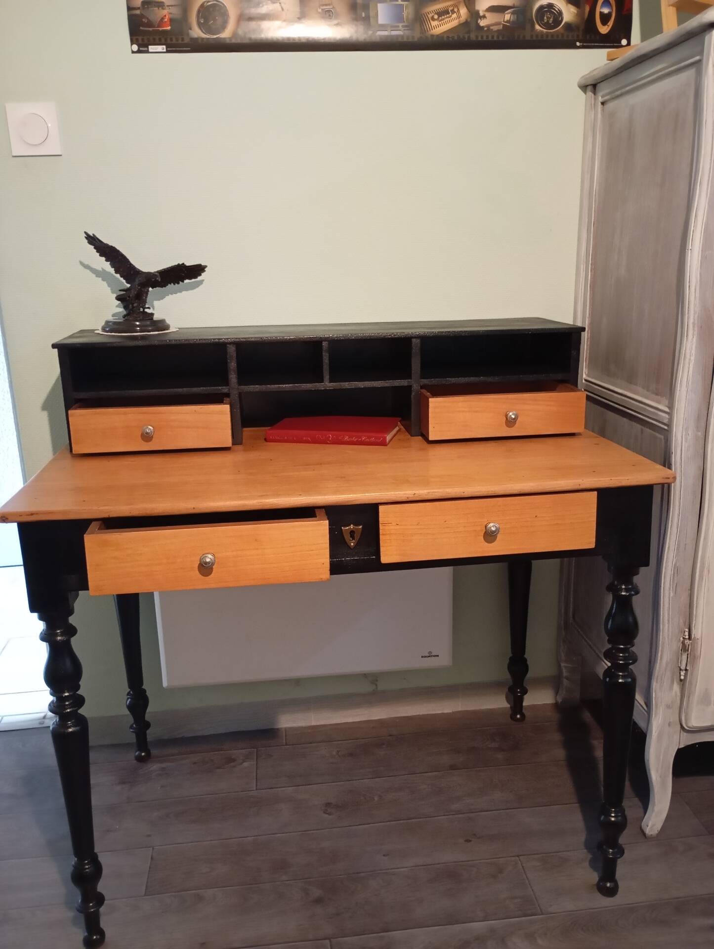 Bureau ancien restauré style campagne chic / bicolore noir et bois