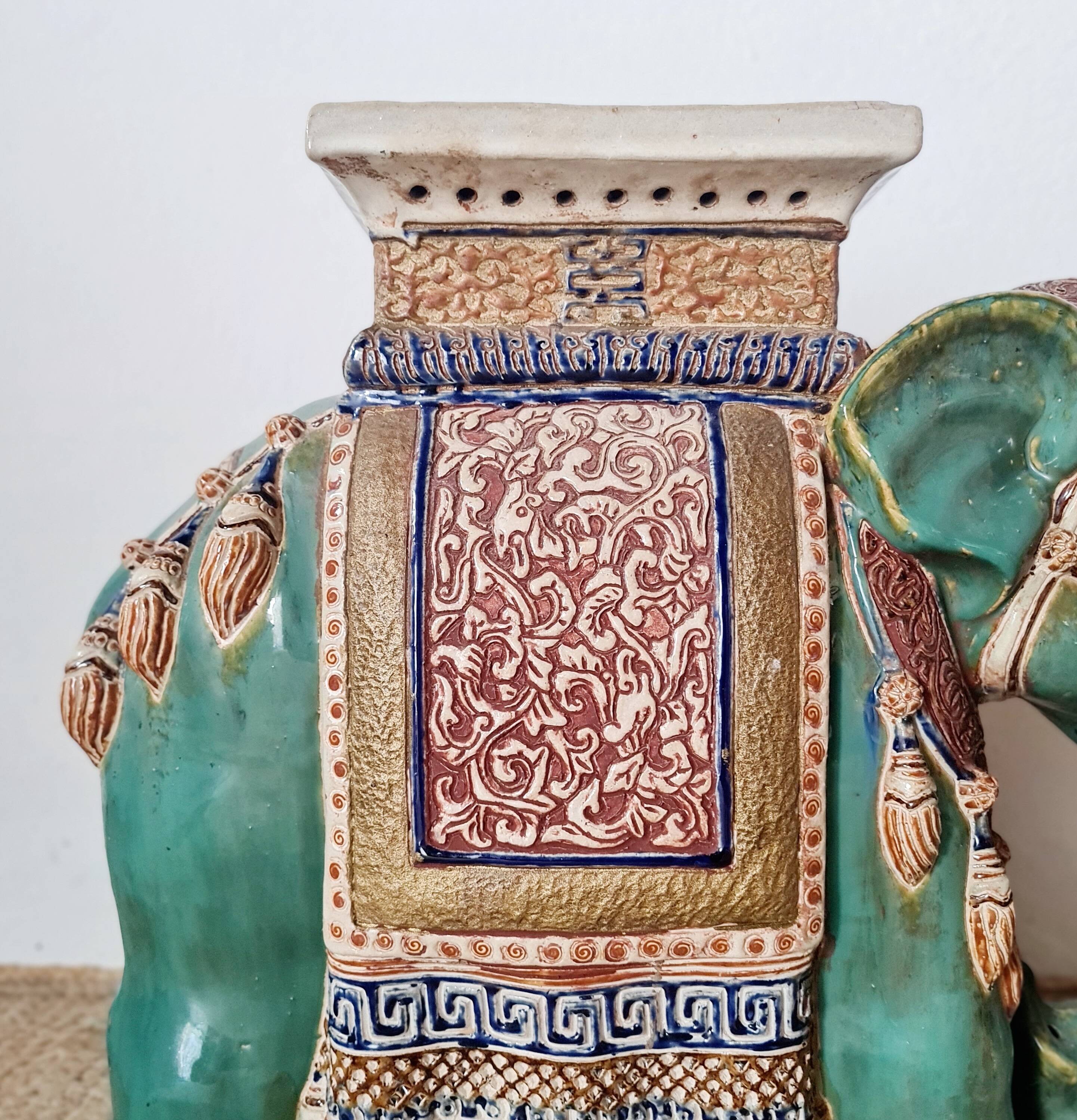 Side table - plant stand - Vintage ceramic elephant stool