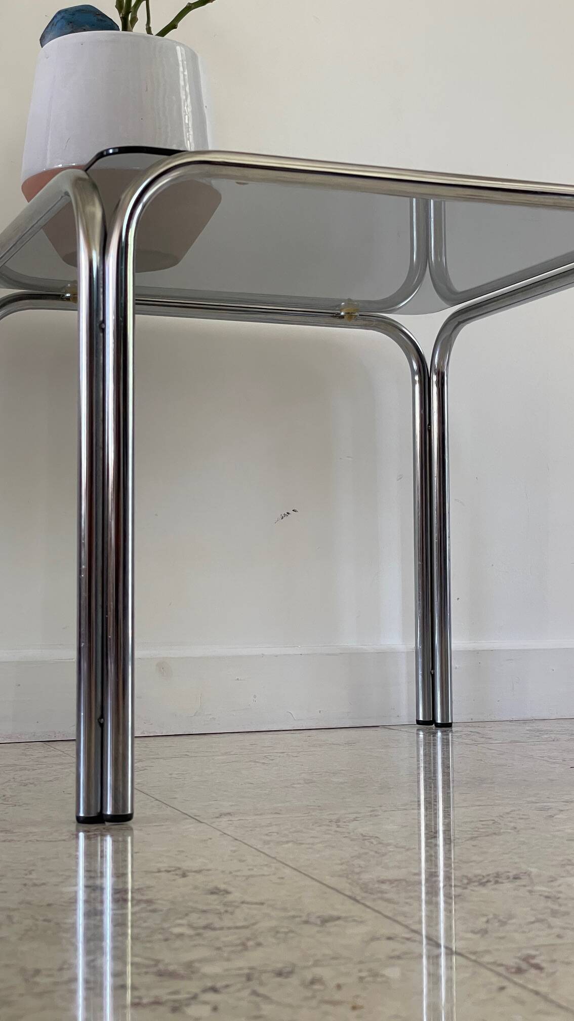 Table basse annees 70 verre et acier chromé