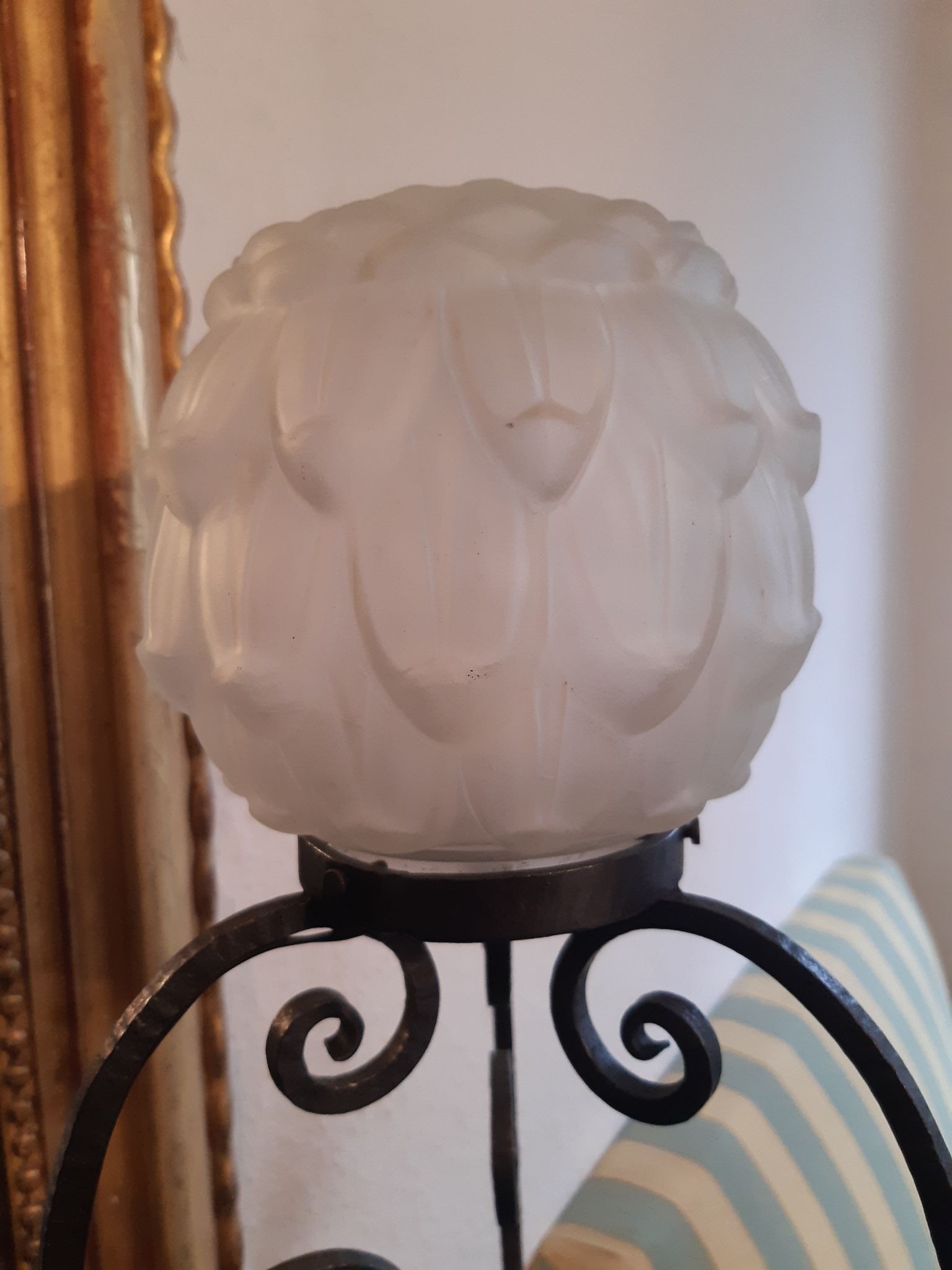 Lampe d'époque art déco fer forgé et globe verre moulé pressé