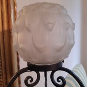 Lampe d'époque art déco fer forgé et globe verre moulé pressé