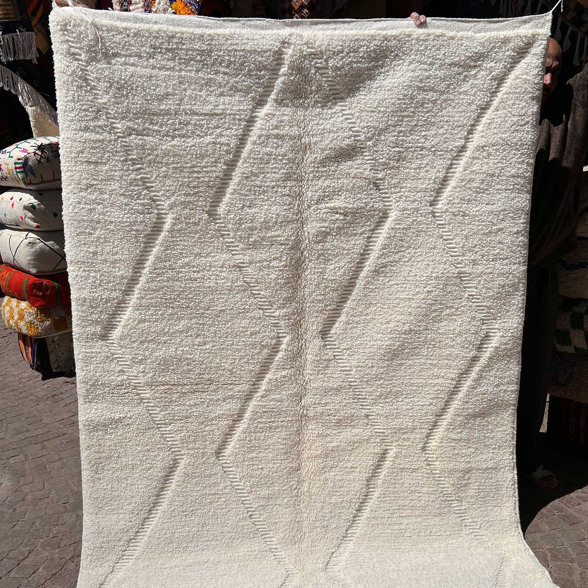 Beni Ouarain Berber rug in diamond pattern • Minimalist white elegance