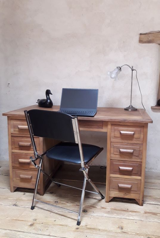 Minister's desk in walnut with drawers