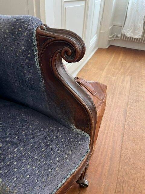 Elegant and charming Napoléon III sofa.