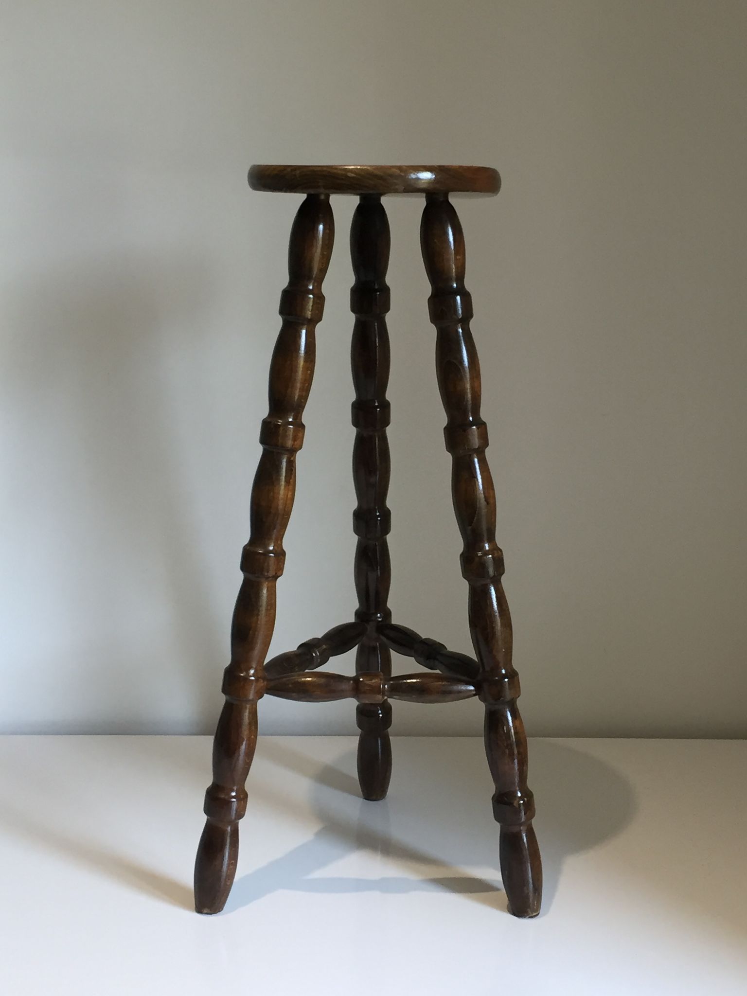 Tabouret haut tripode en bois tourné