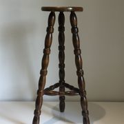 Tabouret haut tripode en bois tourné