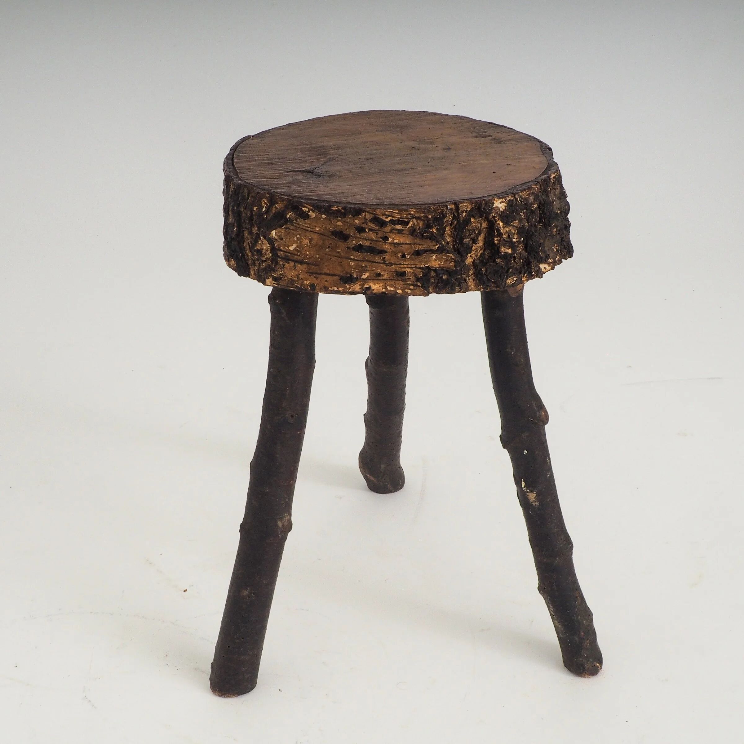 Tabouret en bois rustique fait à la main