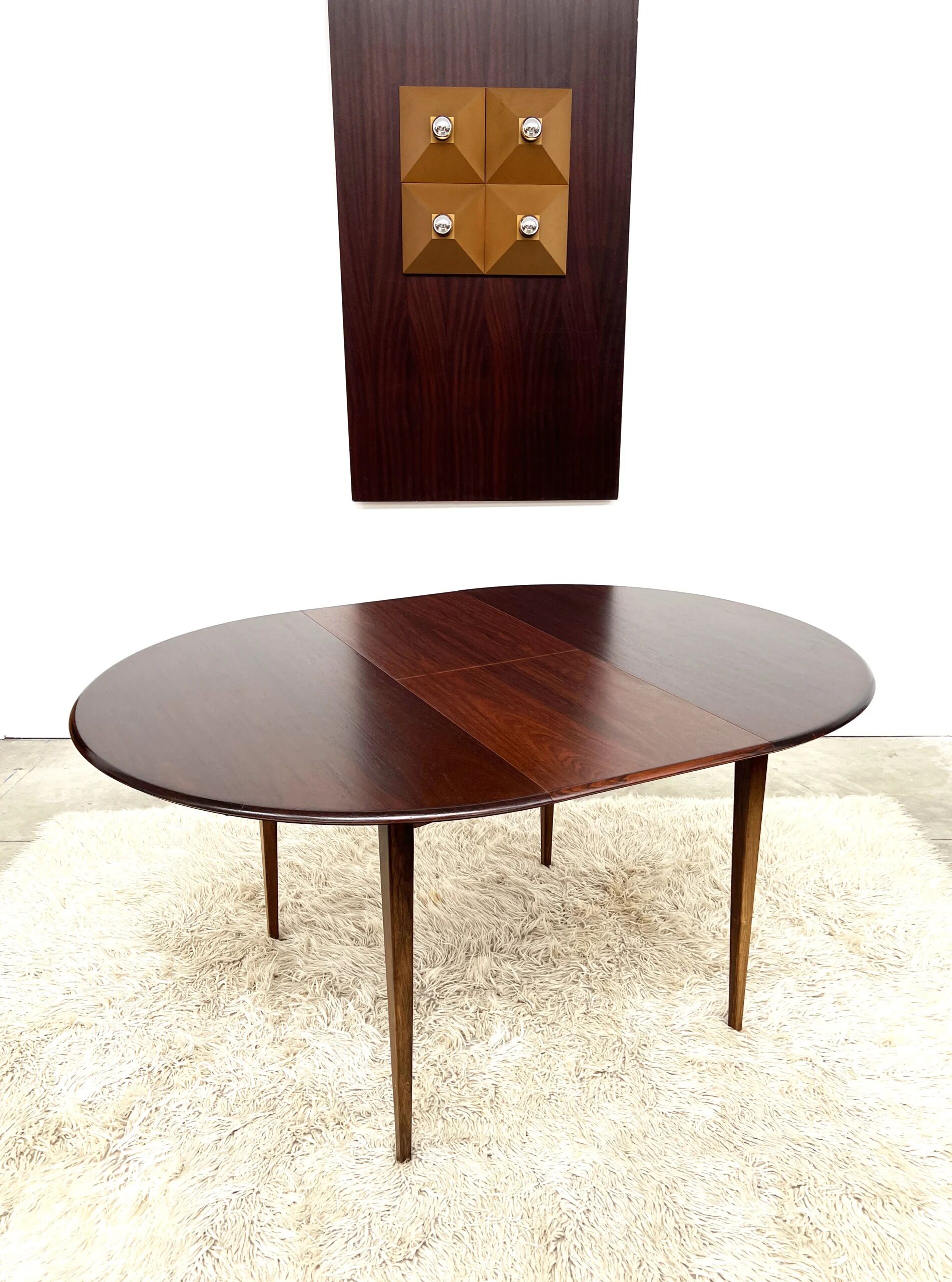 Danish round dining table in rosewood – 1950s design with butterfly extension.