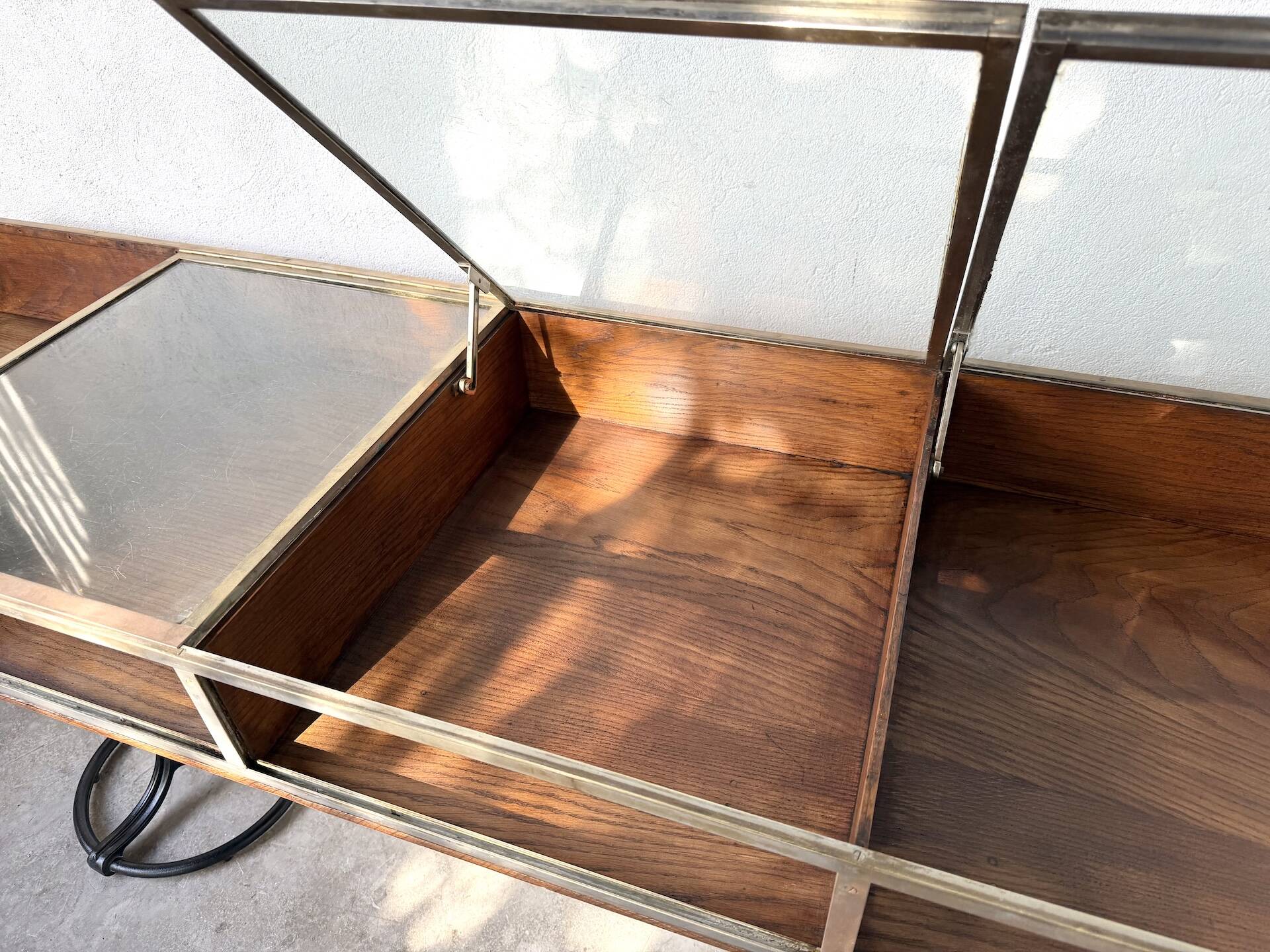 Oak and brass-mounted display cabinet on legs – Circa 1950