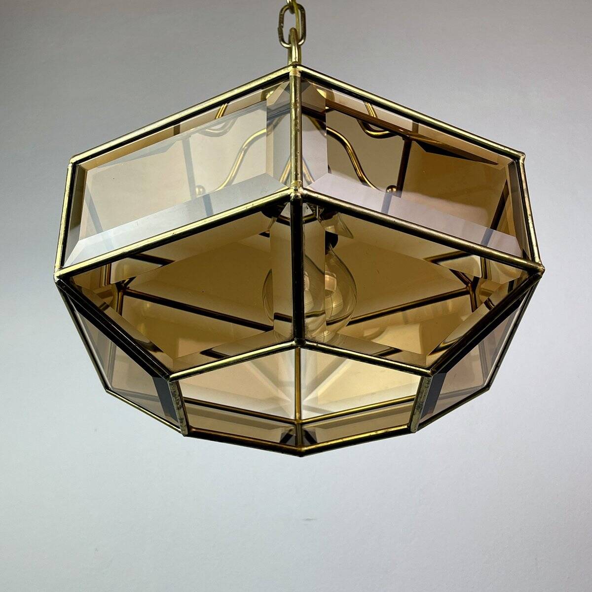 Vintage hexagonal diamond-cut crystal chandelier in gilded brass, Italy, 1960s.