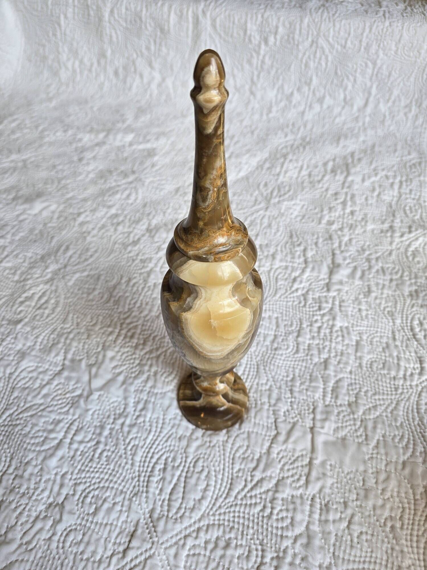 Vintage covered urn vase in veined onyx marble, 1960s-1980s.