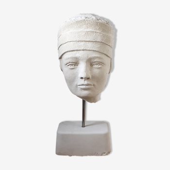 Androgynous head in plaster