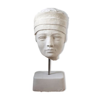 Androgynous head in plaster