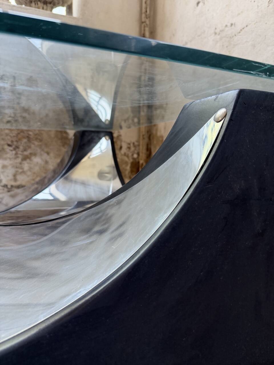 Table basse socle moulé et chrome, années 70