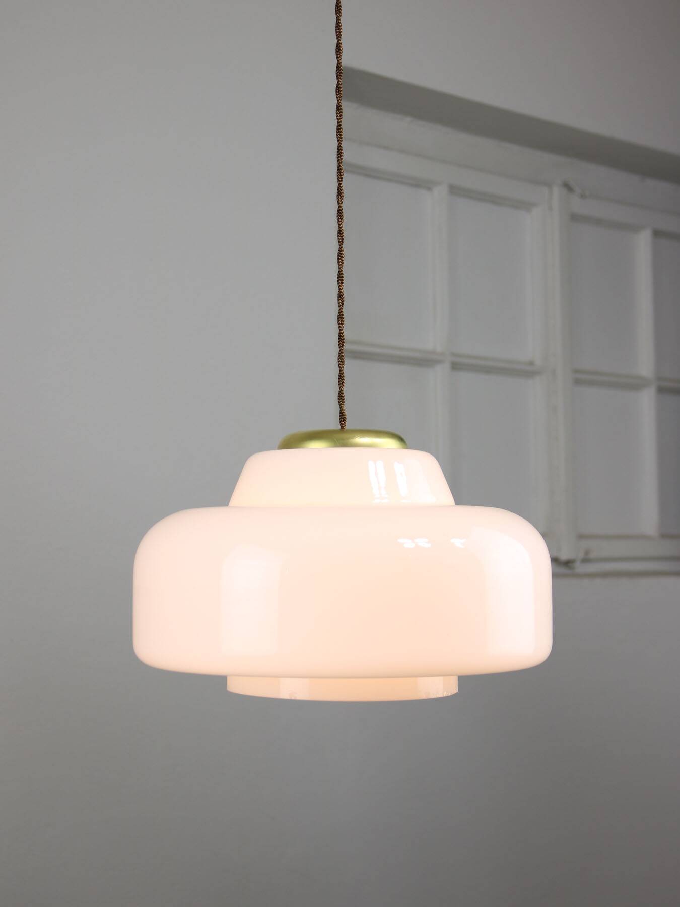 Lampe à Suspension Mid-Century en Laiton et Opaline, Italie, 1950s