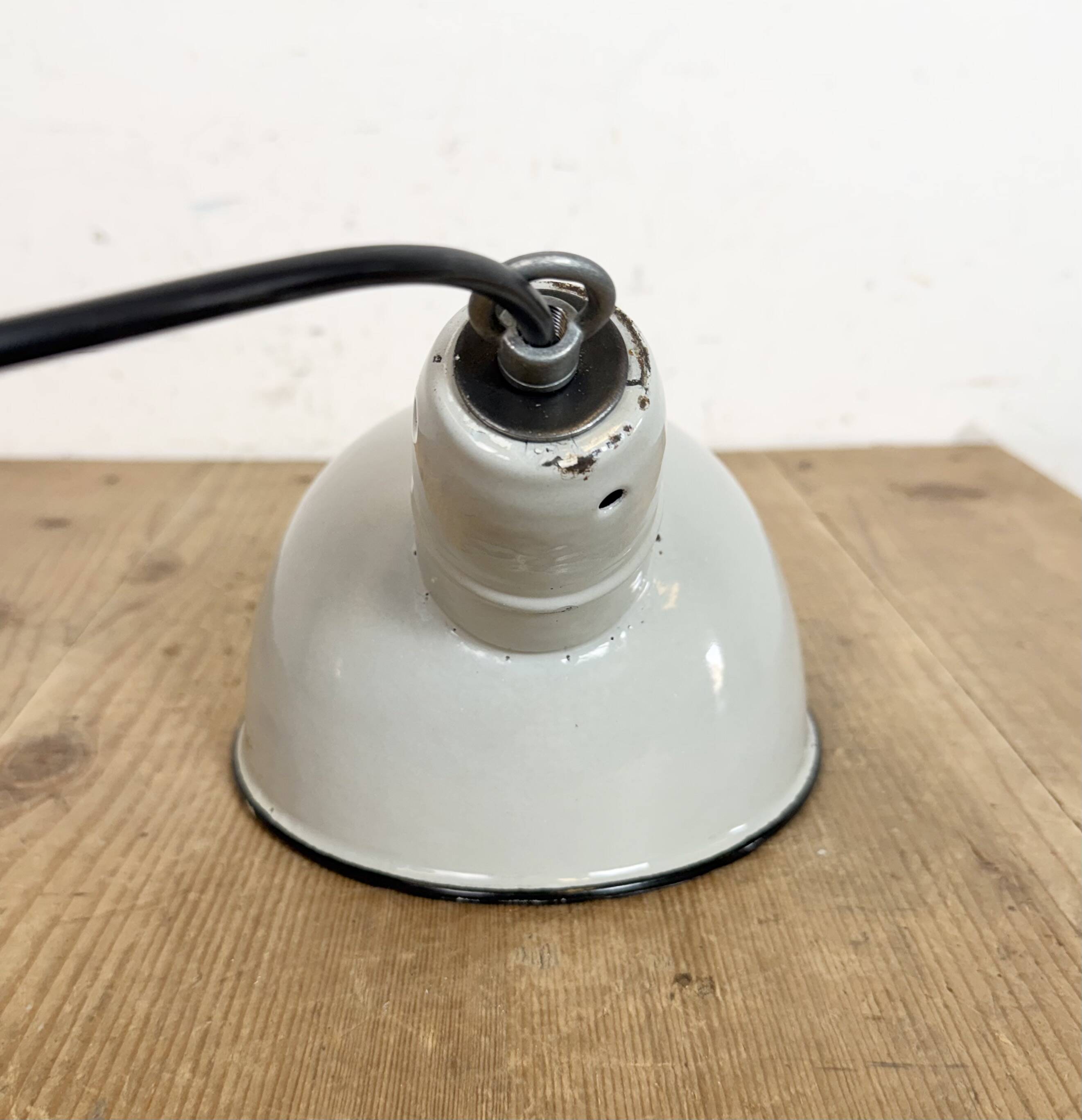 Suspension industrielle en émail gris, années 1960