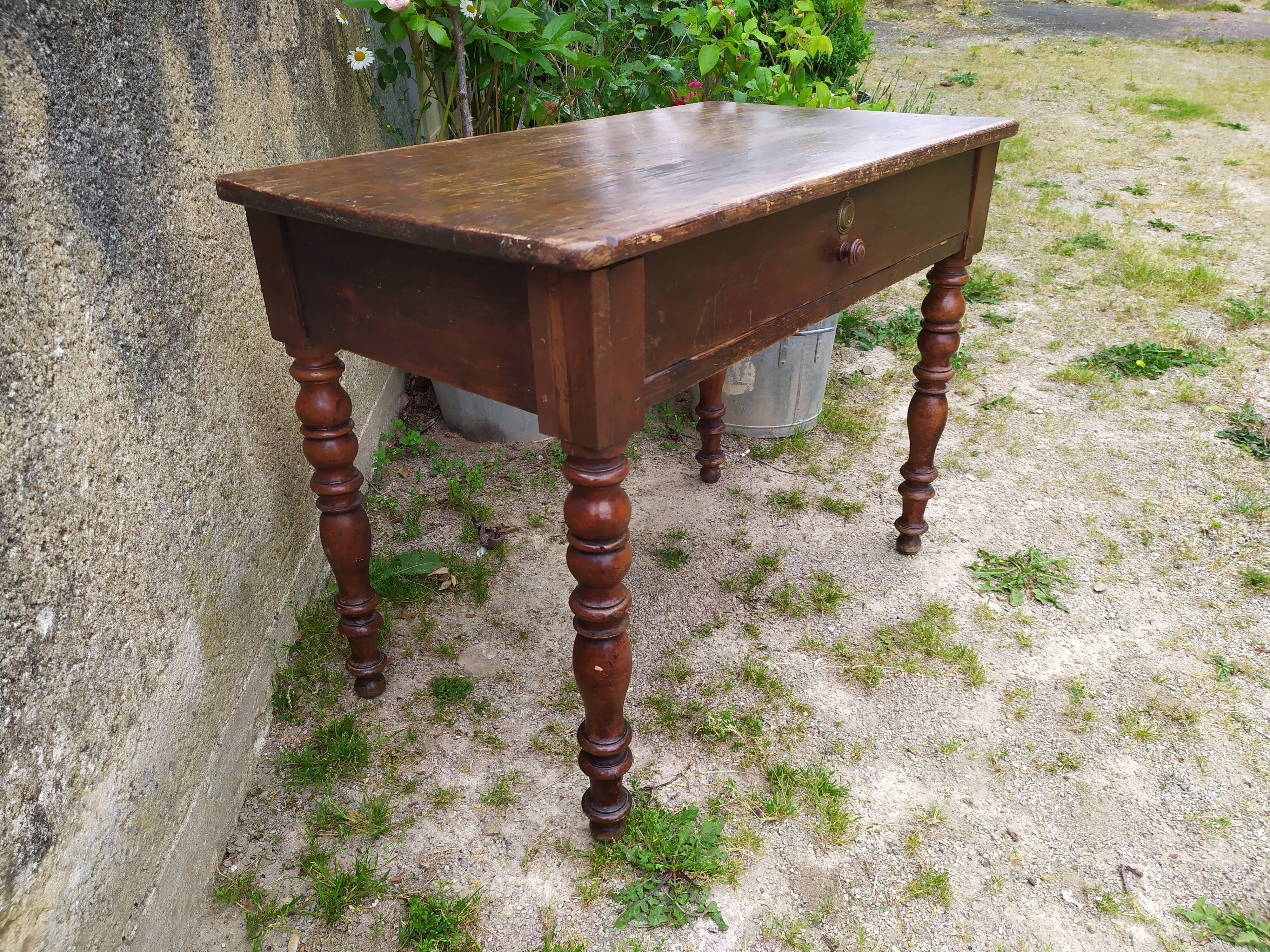 Desk with turned legs