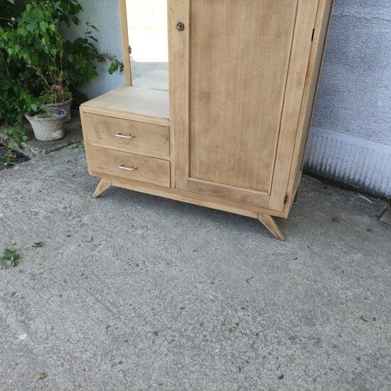 Asymmetrical cabinet