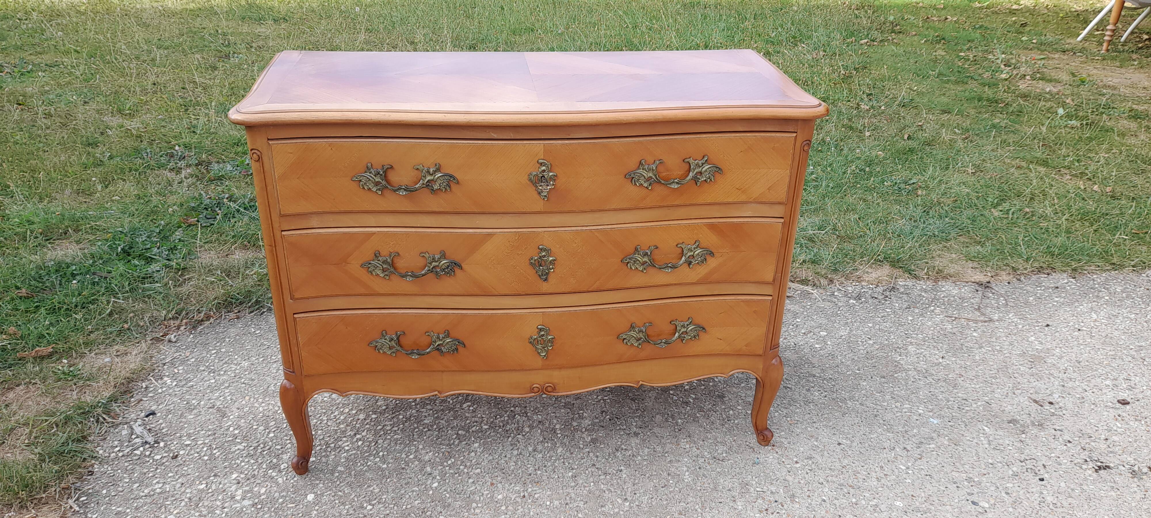 Commode 3 tiroirs teinté merisier style Louis XVI  avec clé