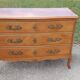 Commode 3 tiroirs teinté merisier style Louis XVI  avec clé