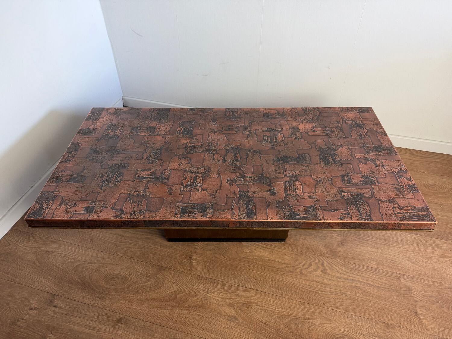 Brutalist coffee table, hammered copper 70 – in the style of H. Lilienthal.