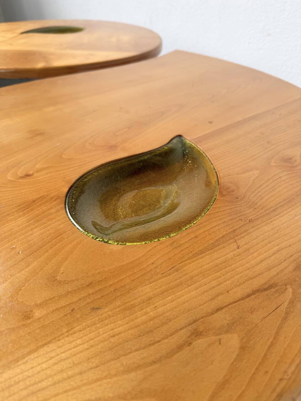 Tables basses en orme formant une goutte