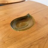 Tables basses en orme formant une goutte