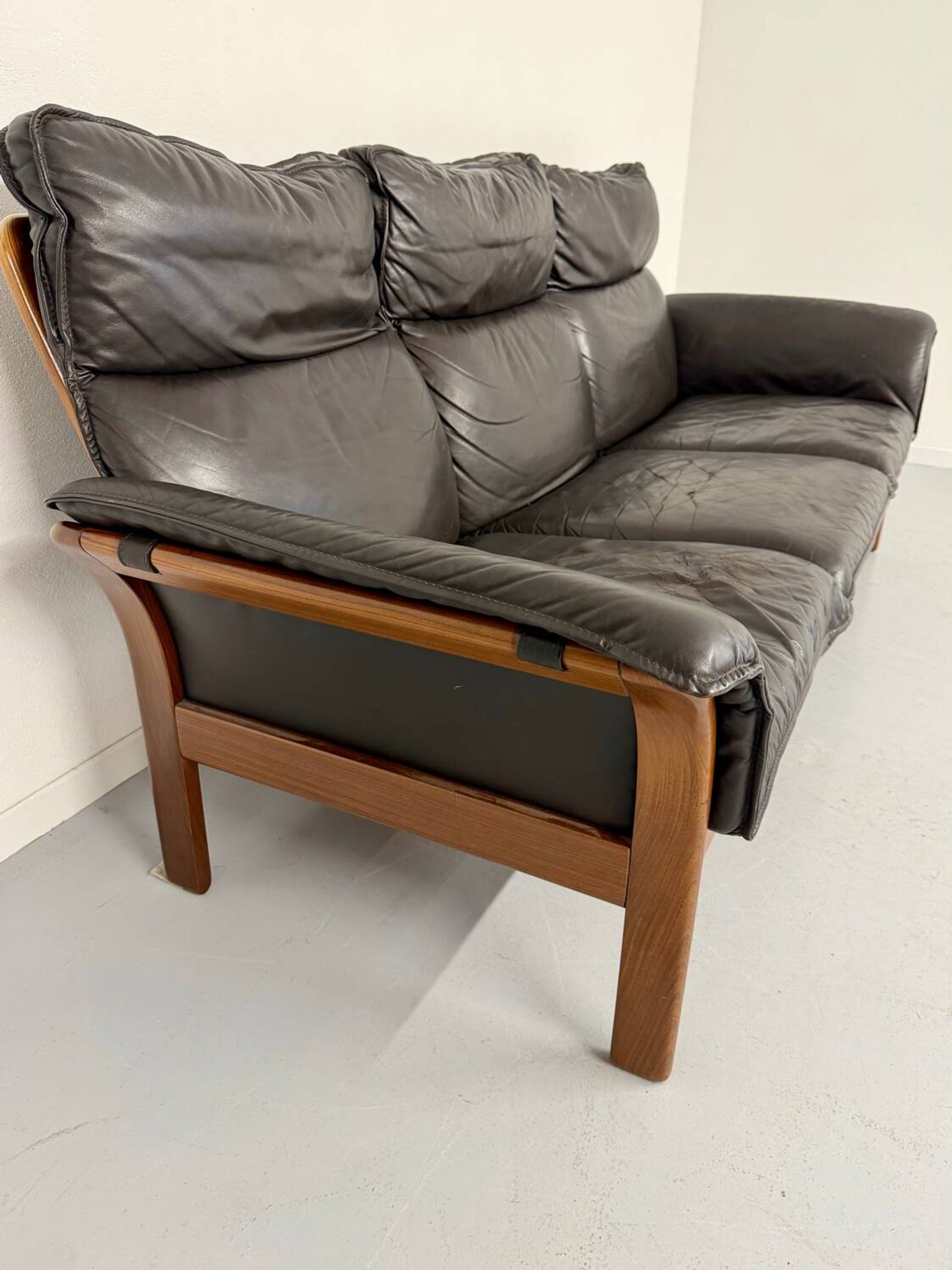 Vintage black leather Dreipunkt Scala design 3-seater sofa in teak.