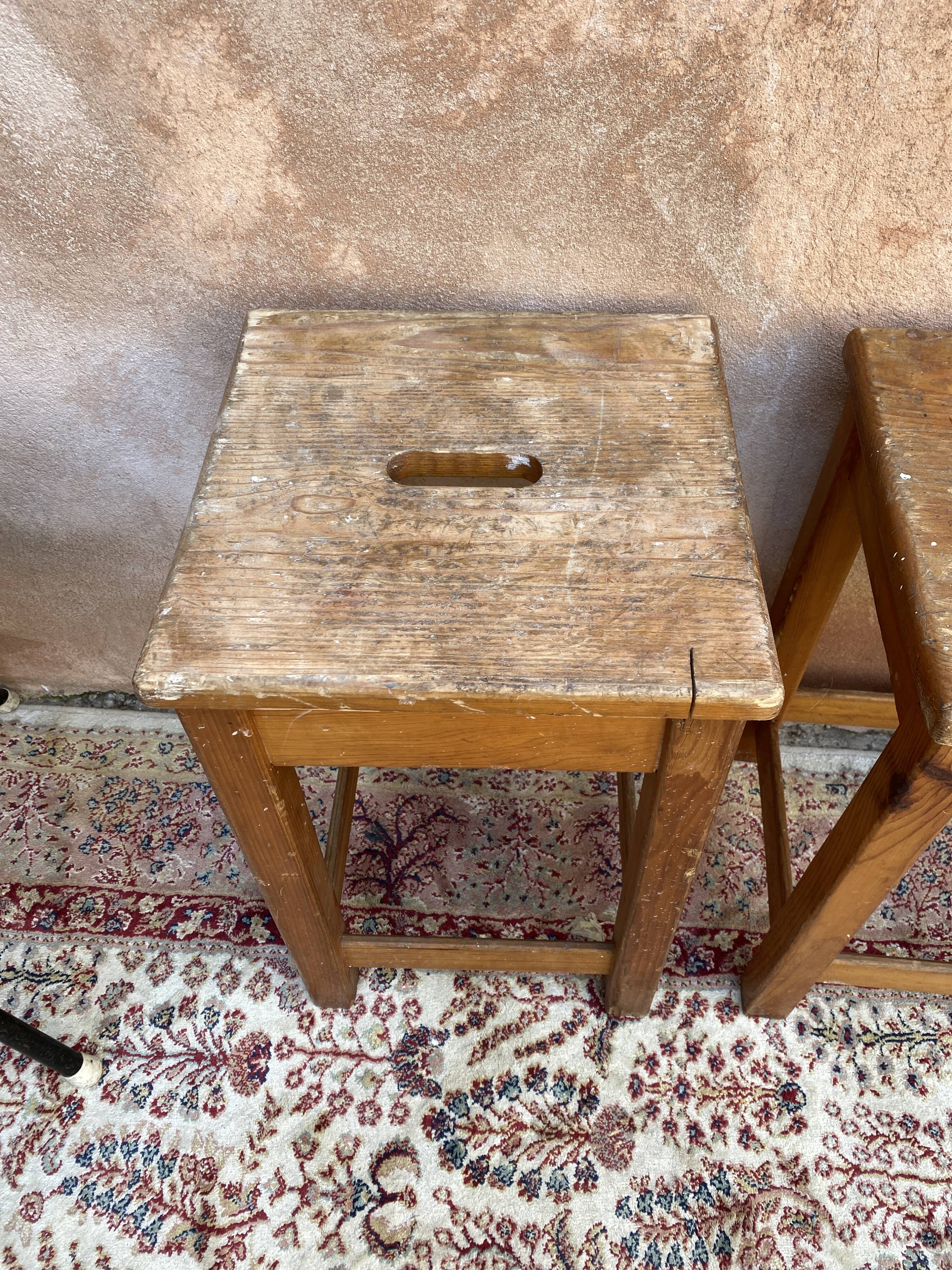 Paire de tabourets d atelier