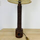 Lampe brutaliste art populaire 73 cm, bois tourné