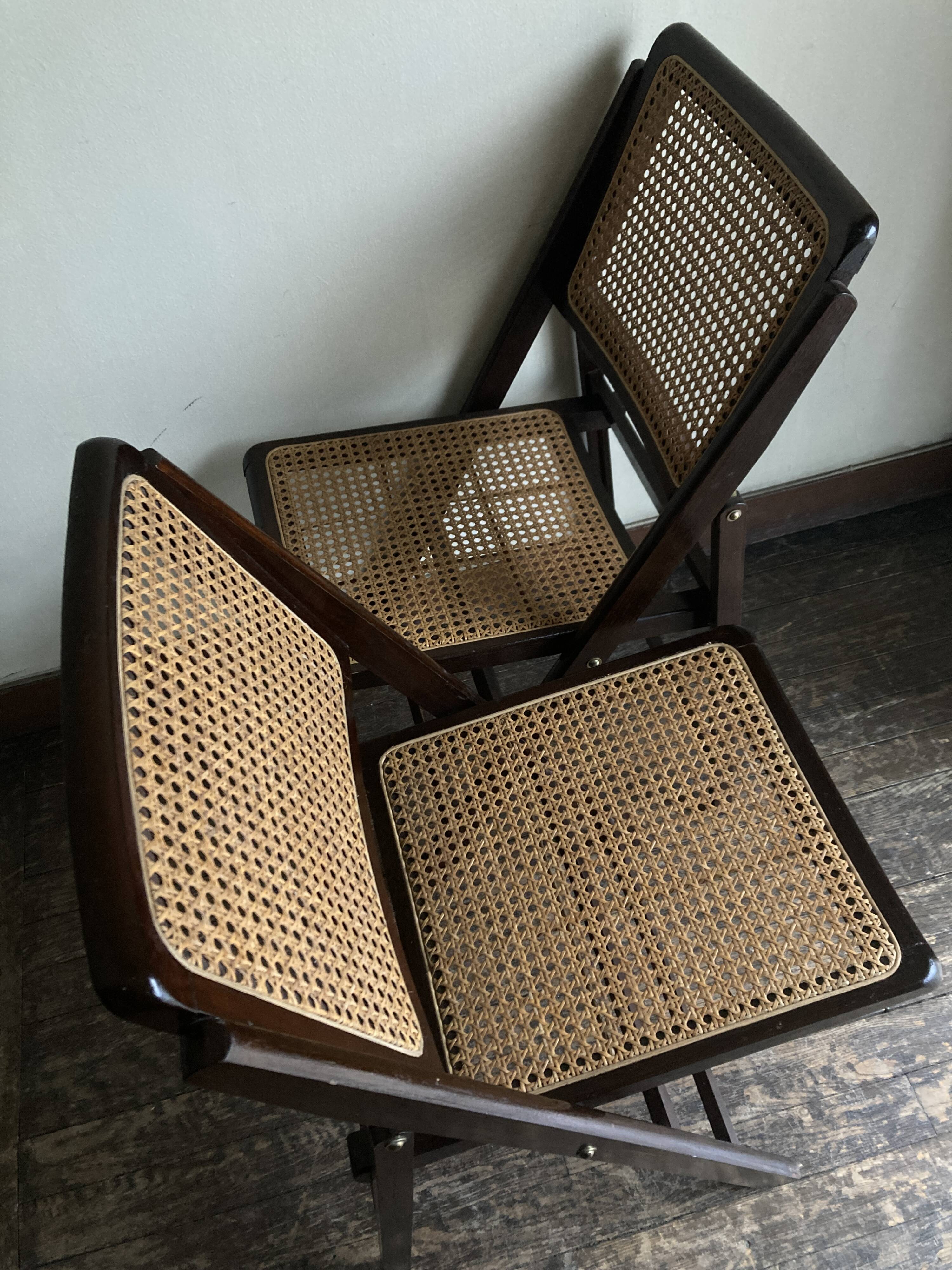 Paire de chaises pliantes cannées 1960