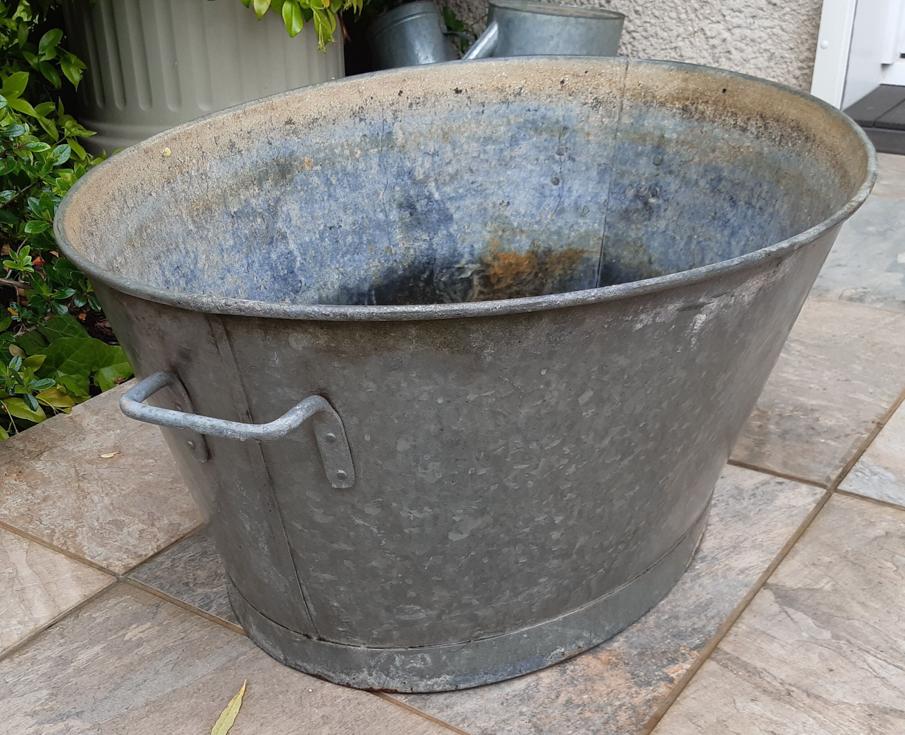 Beautiful and large old basin, 70-litre zinc vat.