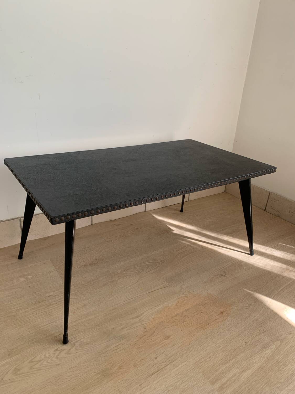 Table basse vintage métal et skai noir