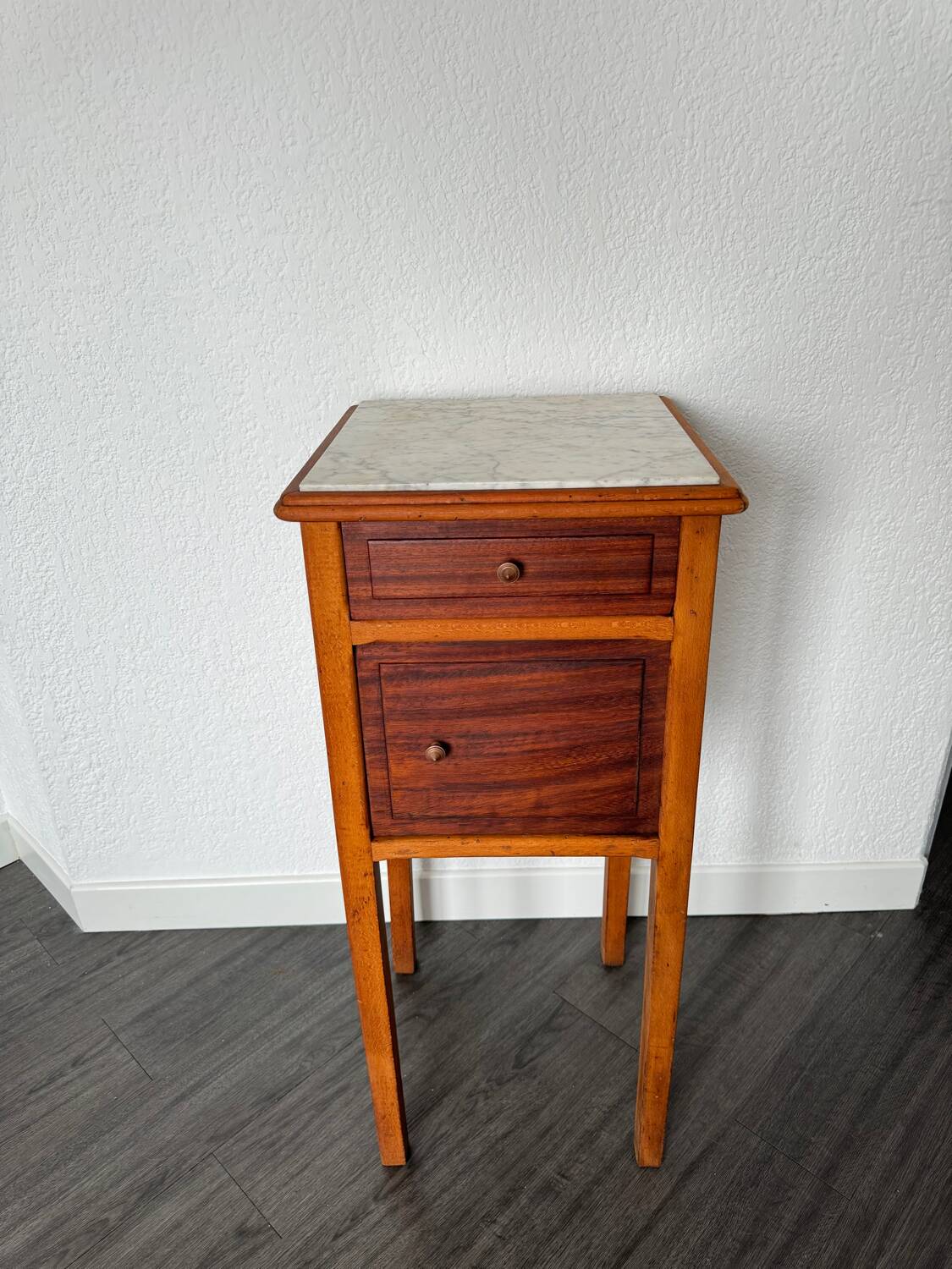 Table de chevet vintage en bois avec plateau en marbre.