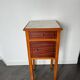 Table de chevet vintage en bois avec plateau en marbre.
