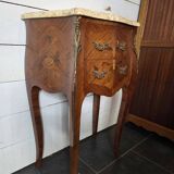 Table de chevet galbée style Louis XV en marqueterie