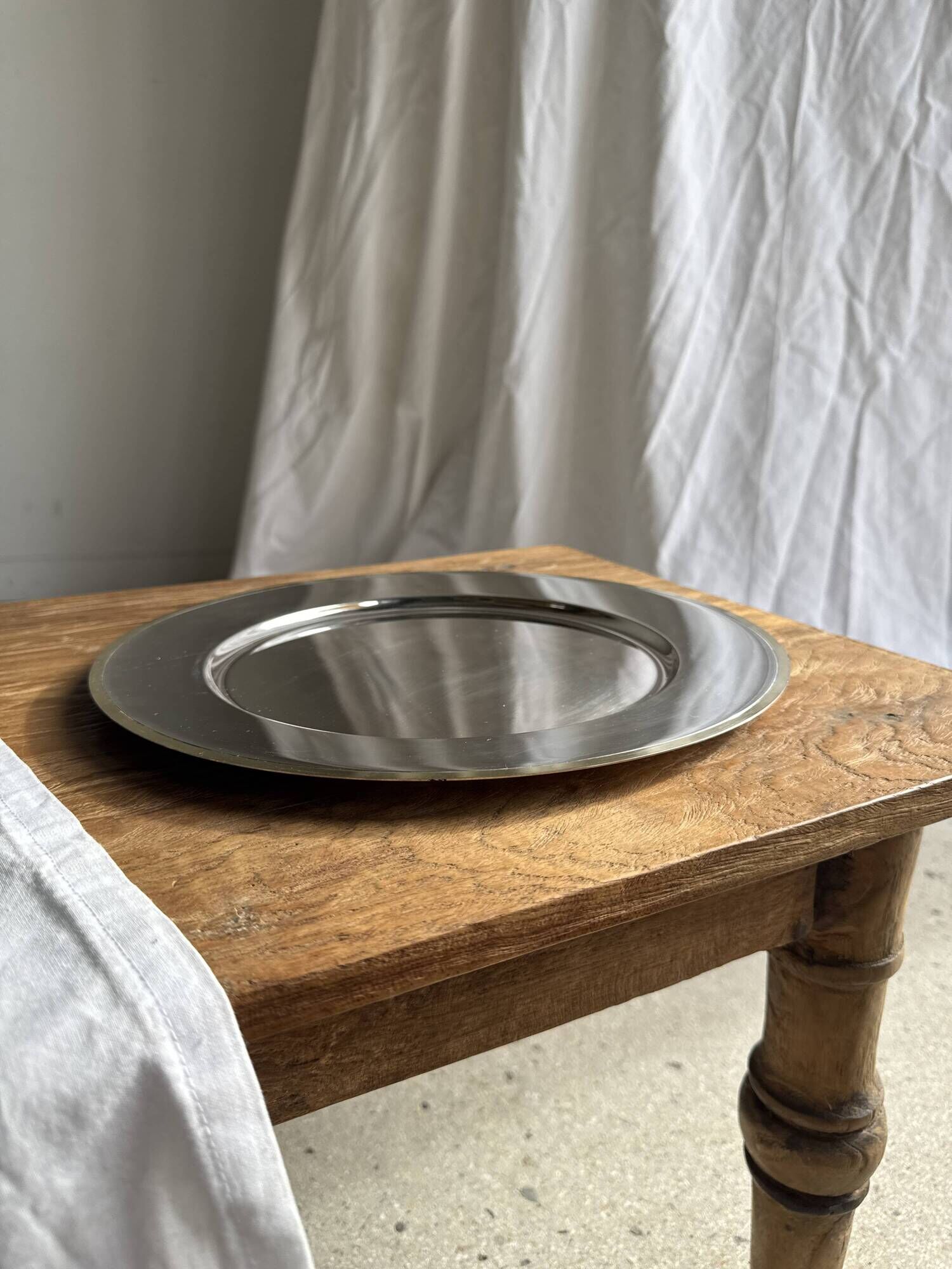 Round silver-plated tray with a wide gold border D30 H2