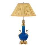 Lampe à anses en porcelaine bleue et bronze doré. Circa 1880.