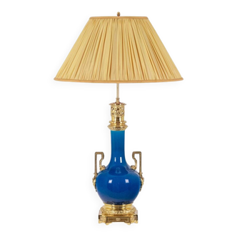 Lampe à anses en porcelaine bleue et bronze doré. Circa 1880.